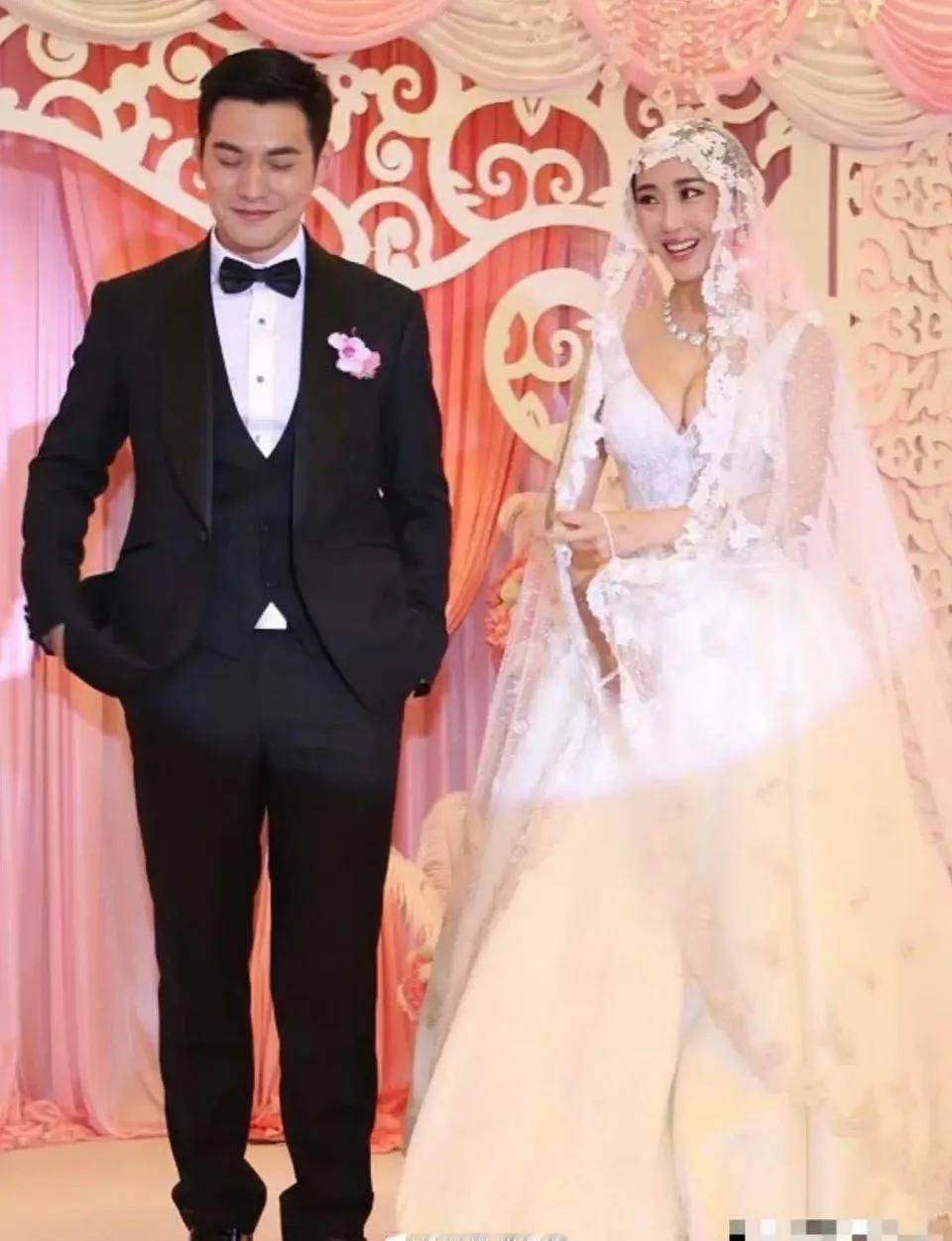 严屹宽妻子杜若溪，这个角度笑起来真的好像苗圃啊！