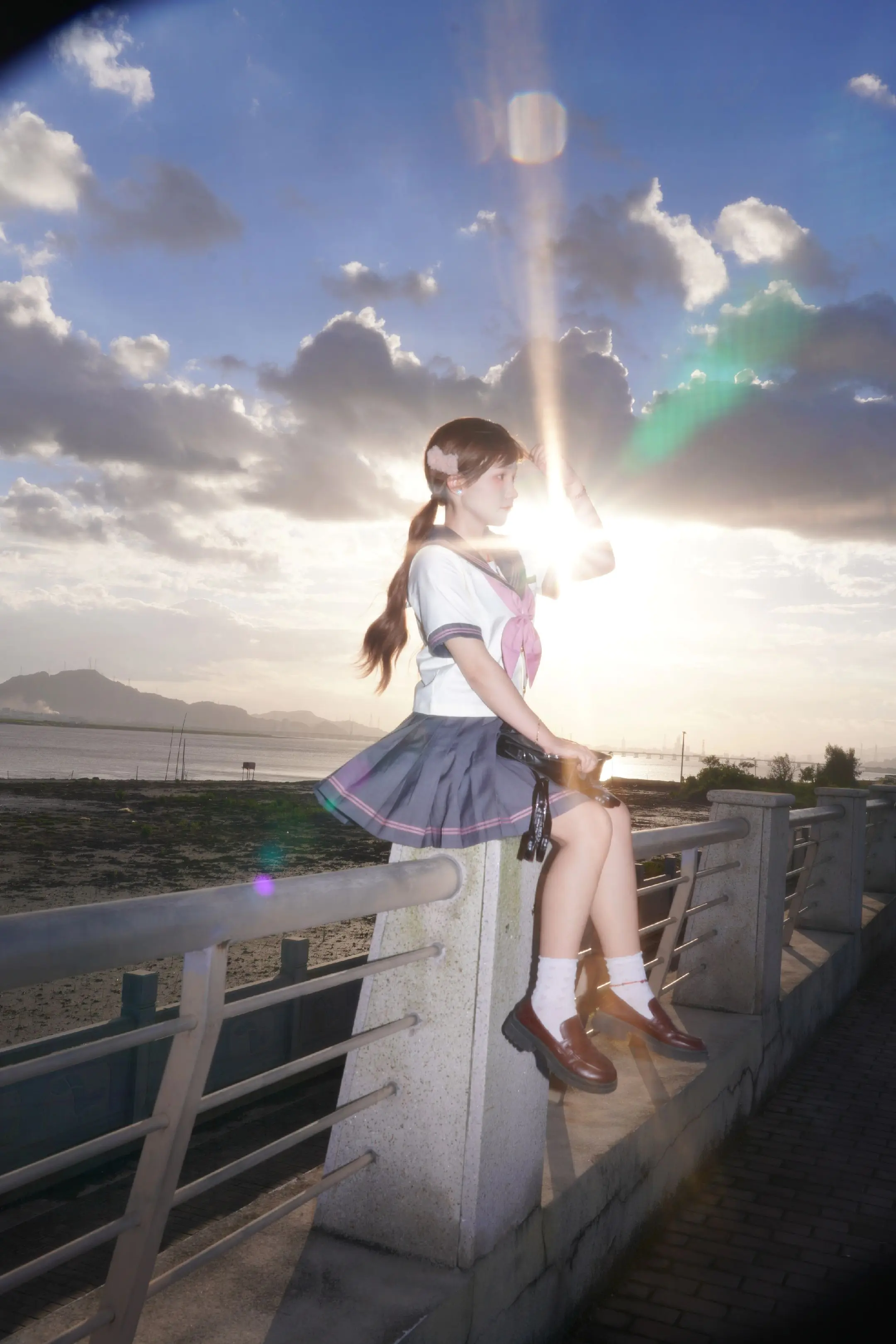 存档一张天空蓝，和一阵自由的风。和金色的十字