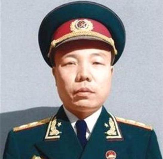 1933年，警卫员问一个小红军：你们首长在哪里？小红军说：我就是。

肖华191