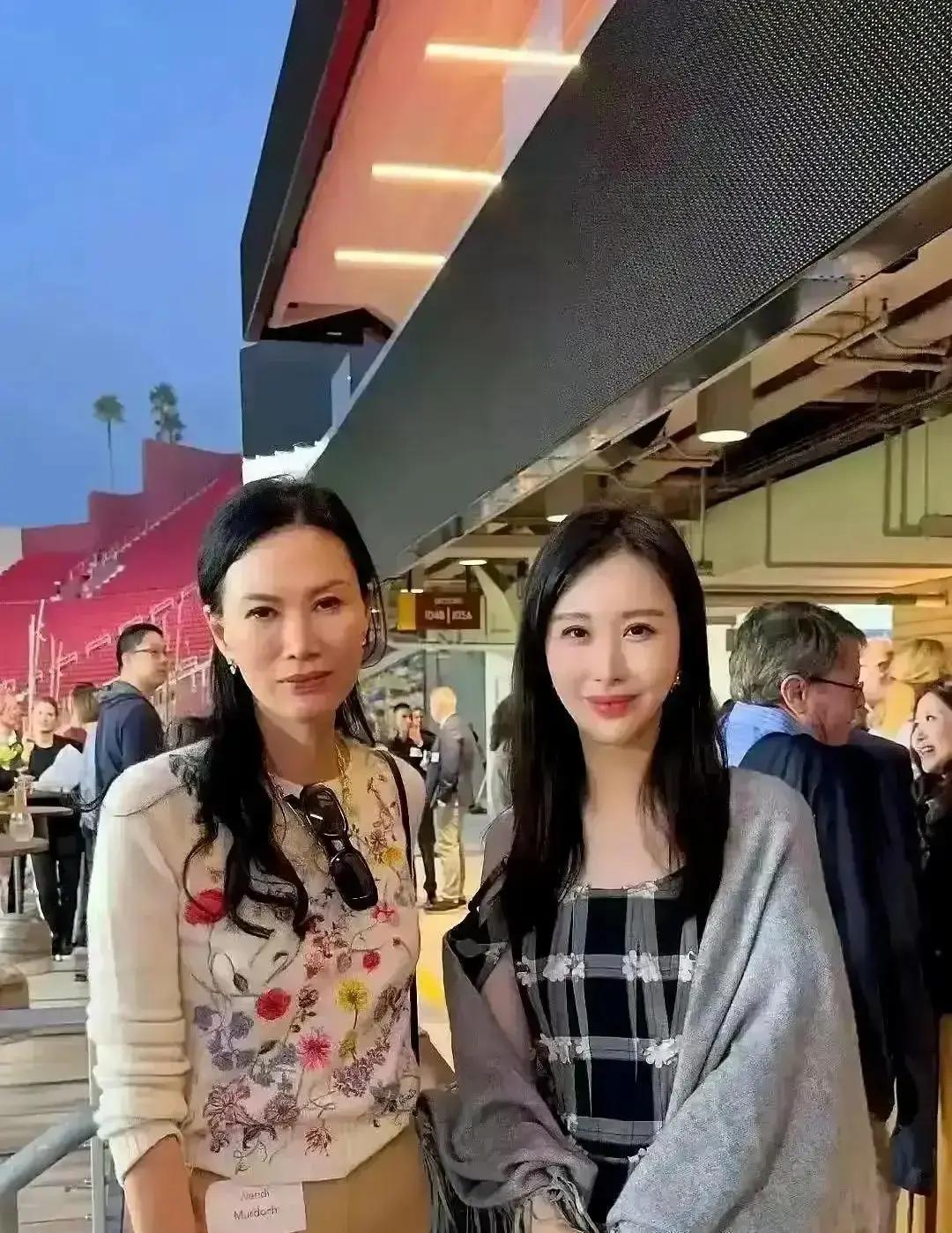 邓文迪田朴珺同框，一个被夸上天一个被骂惨
 
昨天活动照片一出，评论区吵翻天。左