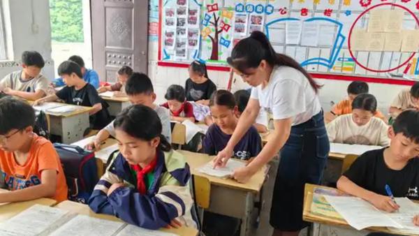小学老师教初中、学校搞“变形金刚”？别慌，这是给老百姓的教育发福利！

最近教育