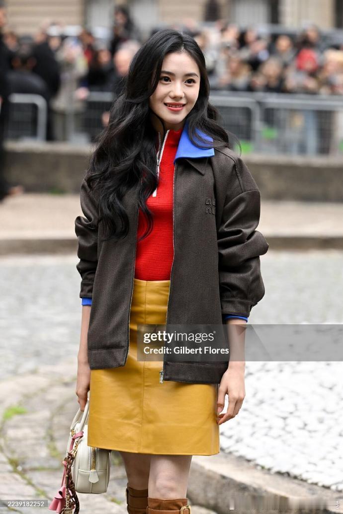 刘浩存赵今麦李庚希 miumiu 新物料上线，三人同框呈现出和谐又亮眼的效果，刘