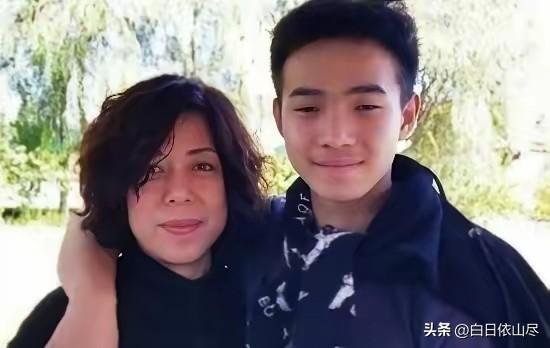 1995年，黑龙江一女子捡到一聋哑男婴，为了抚养他，不惜与丈夫离婚，甚至卖掉房产