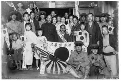 你绝对不会想到，这张照片中的一家根本不是日本人，而是一个台湾家庭为了欢送自己的孩