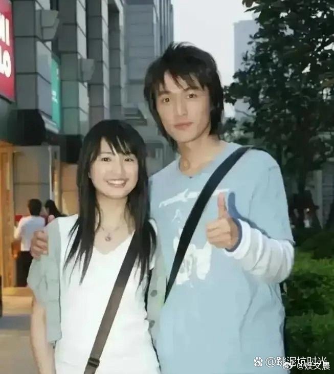 这组年轻时的合影太绝了！胡歌眉眼干净，林依晨带着满满的婴儿肥，青涩又养眼，岁月果