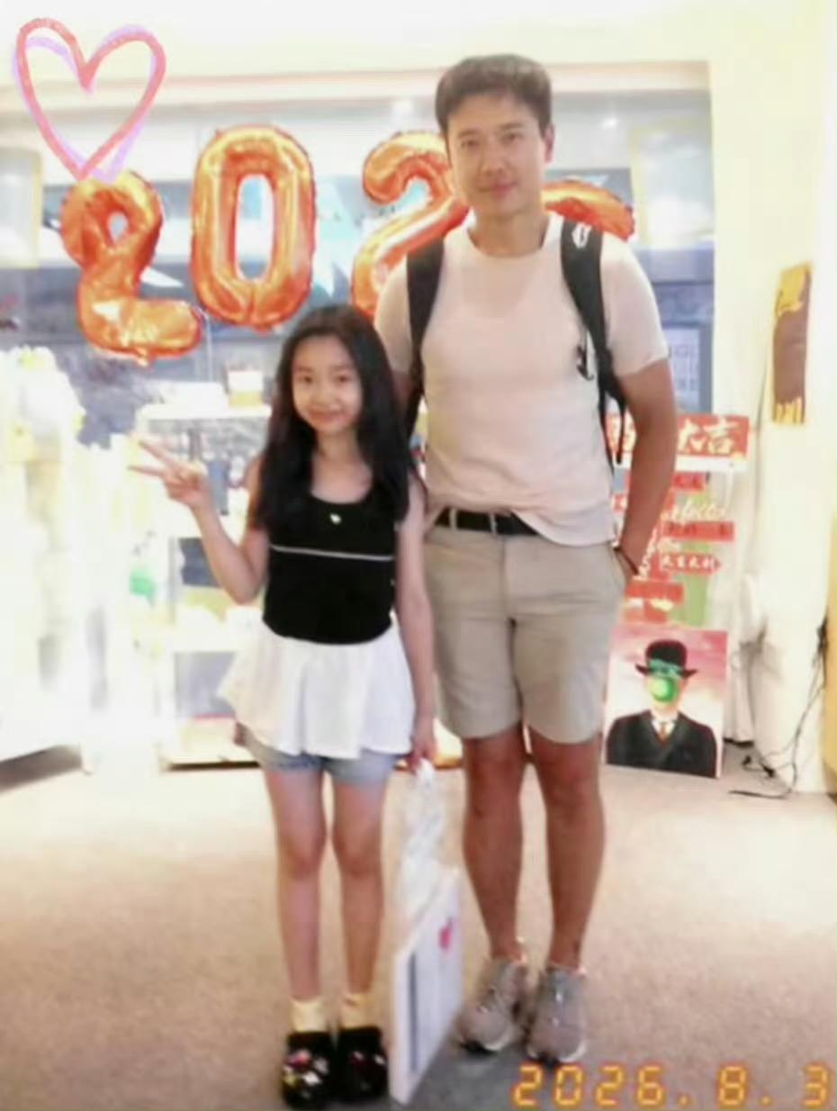 小酒窝：爸爸，我们好久没有一起拍照啦。

高云翔：是啊宝贝，爸爸最喜欢陪你记录日