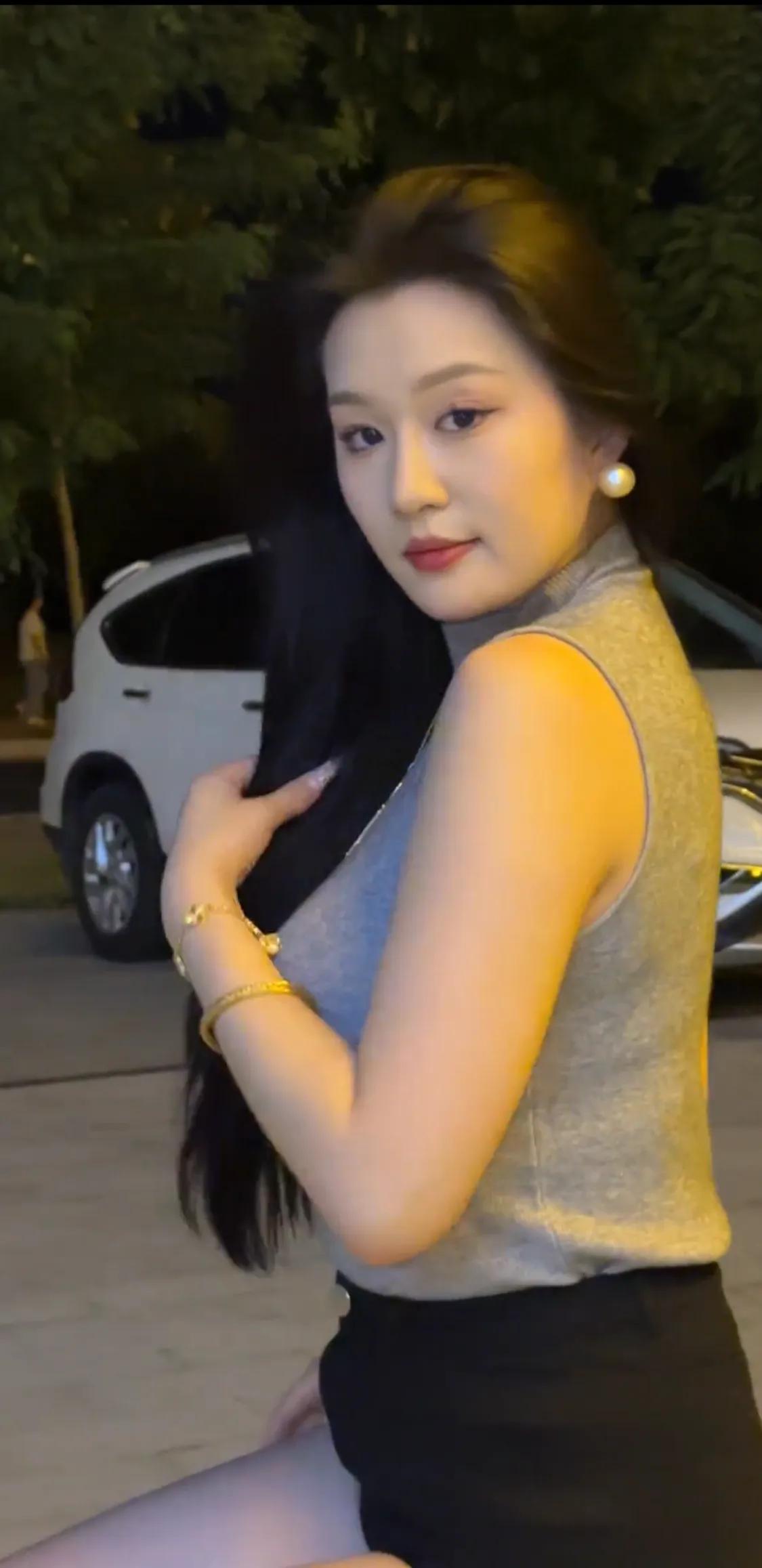 很多女人都有一个通病，嘴上说着男人没一个好玩意儿。
就现在，也别说男人没好玩意儿