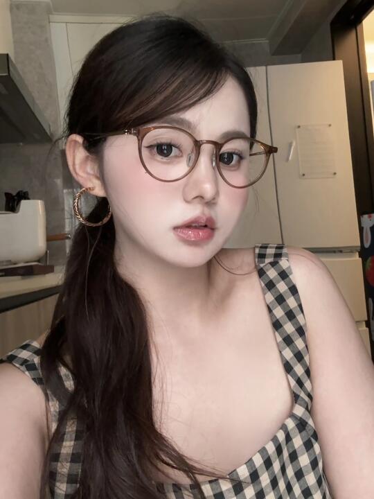 在厨房拍照 有种爱做饭的人妻感