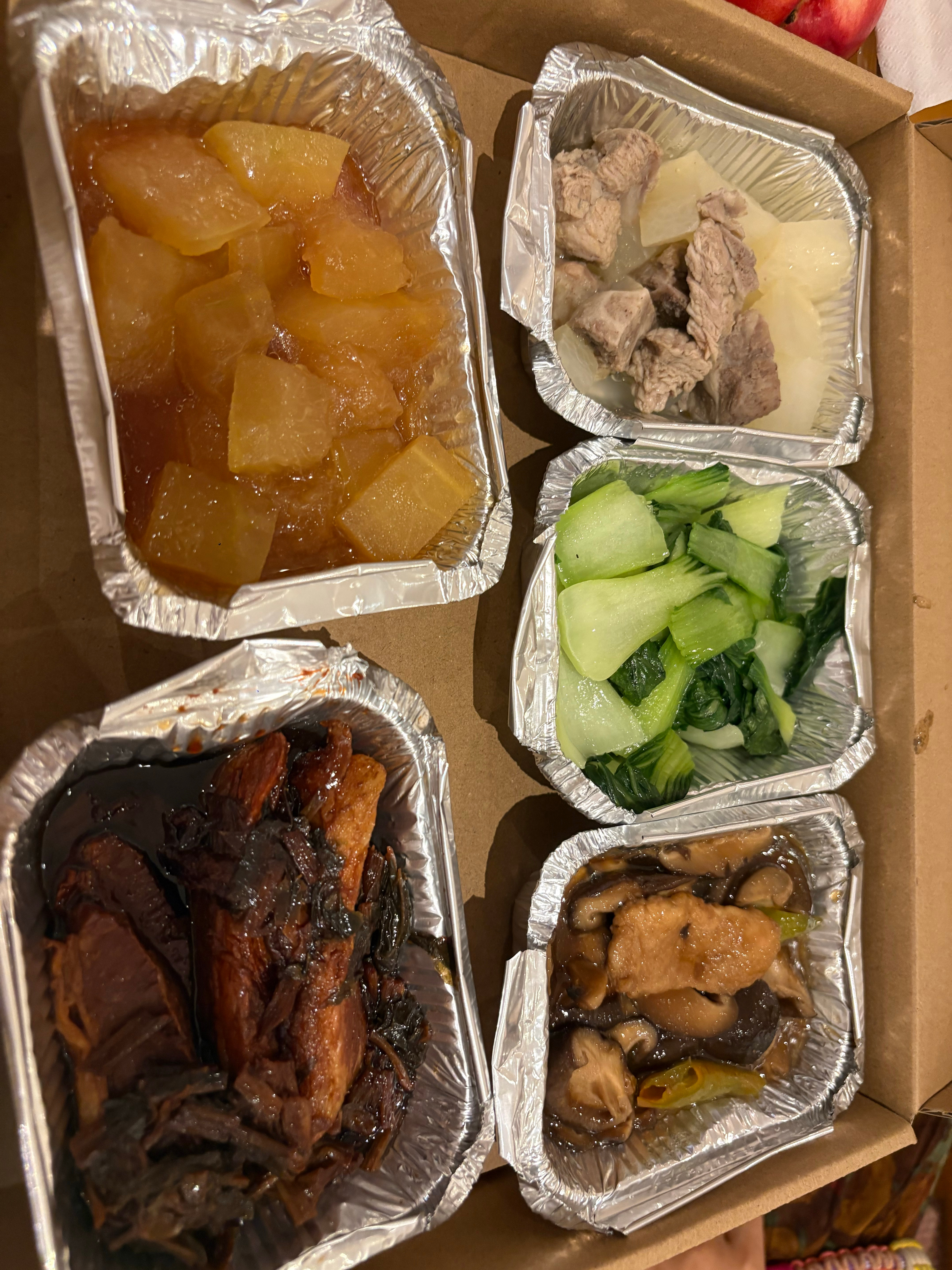 上影节后半程的媒体餐，小酸奶小水果配着，主打一个营养均衡，能做到每天两顿饭基本不