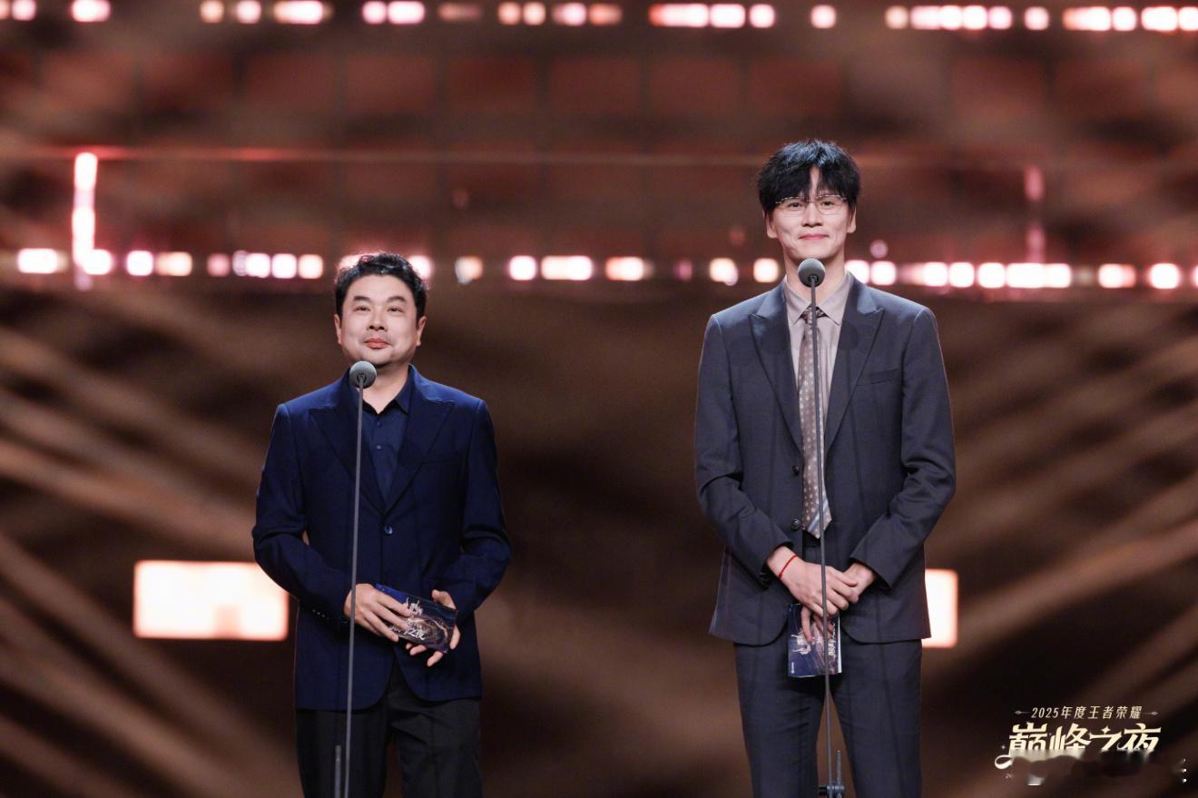 在美丽的三亚参加2025王者荣耀巅峰之夜 ，见到了熟悉的朋友们，开心！