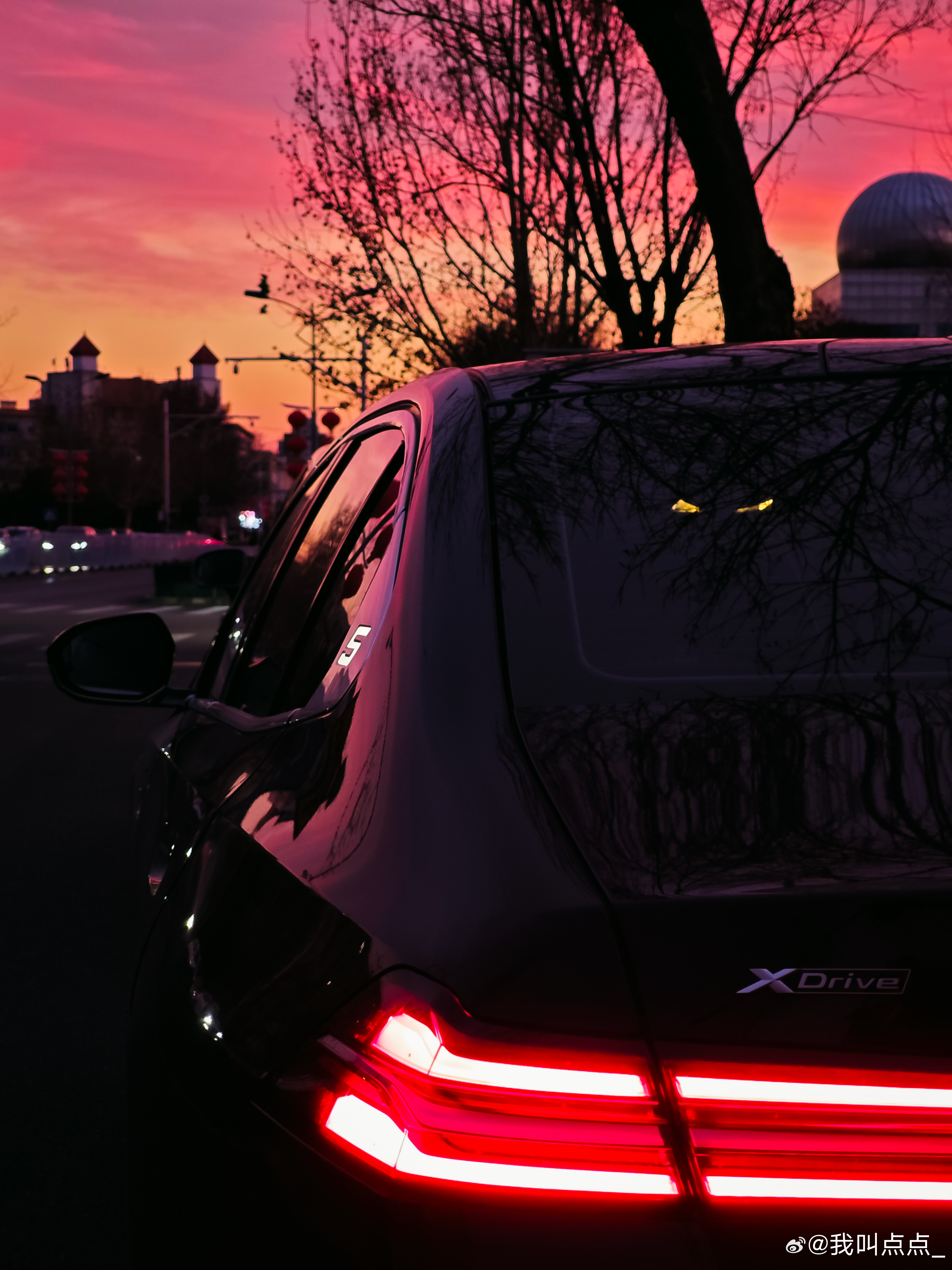 好天气，晚霞下的BMW G68 530Li随着时间推移，从一开始对这代5系外观的