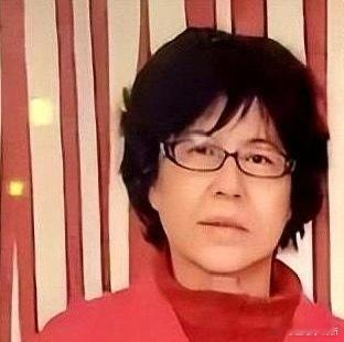 翁帆母亲：“不想添麻烦”里的深沉母爱翁帆母亲一句“不想给女儿添麻烦”，道尽母亲的