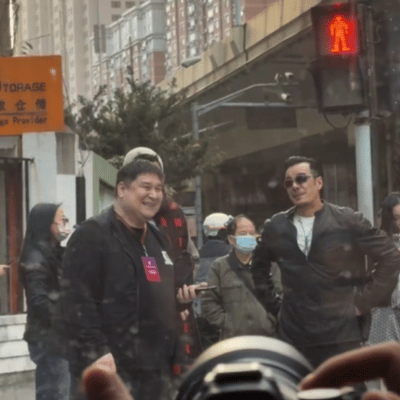 网友红绿灯路口偶遇雷佳音红绿灯路口偶遇雷佳音 网友红绿灯路口偶遇雷佳音，他没戴口