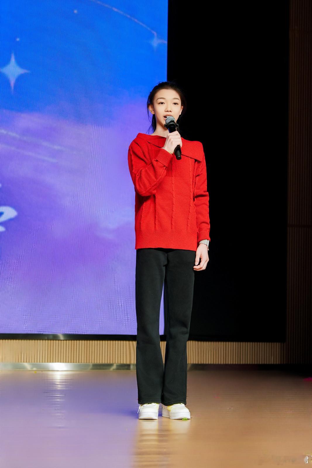 体操队春晚歌曲《隐形的翅膀》体操