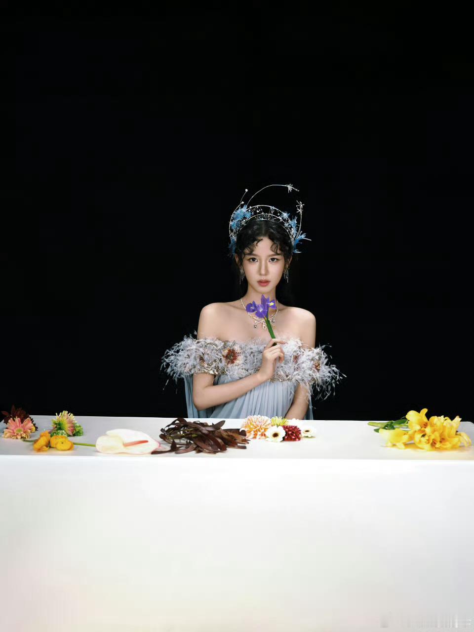 微博之夜周也出图感觉把前面的泡面头去掉会更好看 