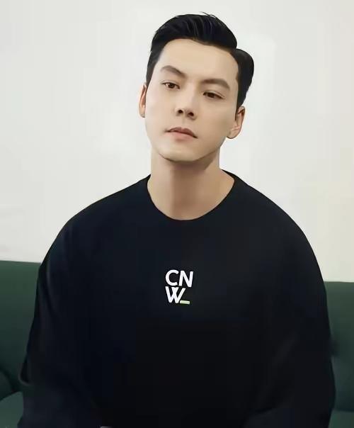 陈伟霆老板债务压顶却送厚礼，10盎司金牌贺生子，情谊感人至深
负债几十亿照样送1