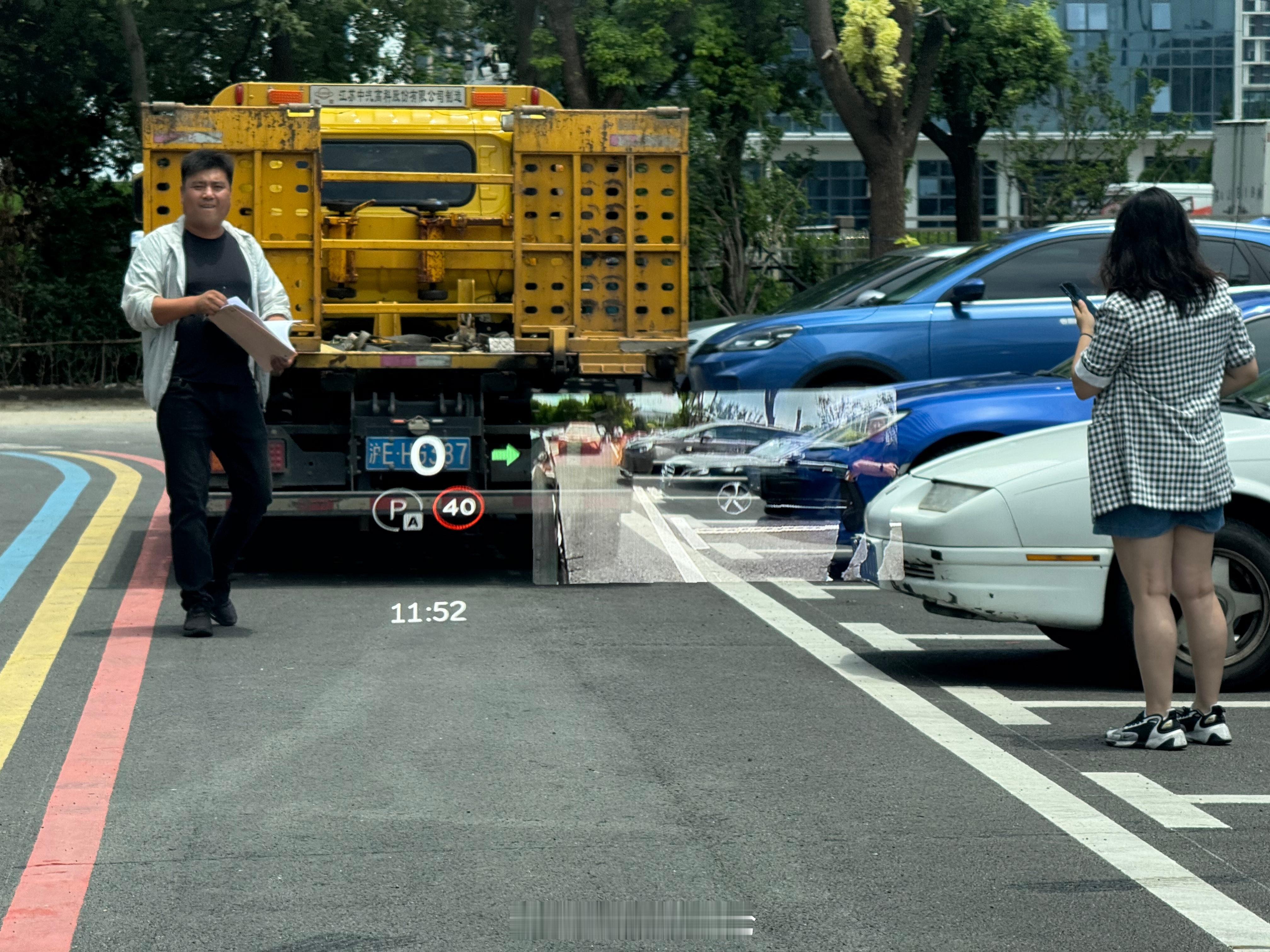 乐道L90的HUD 实车效果，来自群内爆料分享，打转向灯还能直接看到旁边的影像，