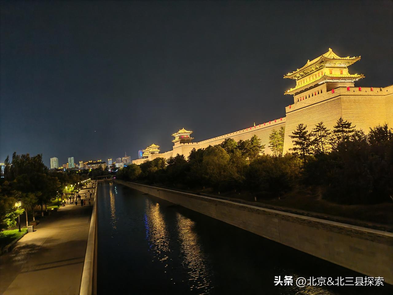一张图证明你来过大同，那必须是大同古城墙！我站在高大巍峨的城墙下拍的那张照片，超