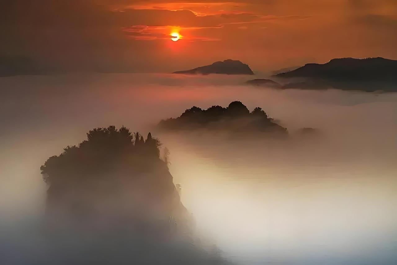 下联：富贵荣华过眼云。

（题图来自网络）