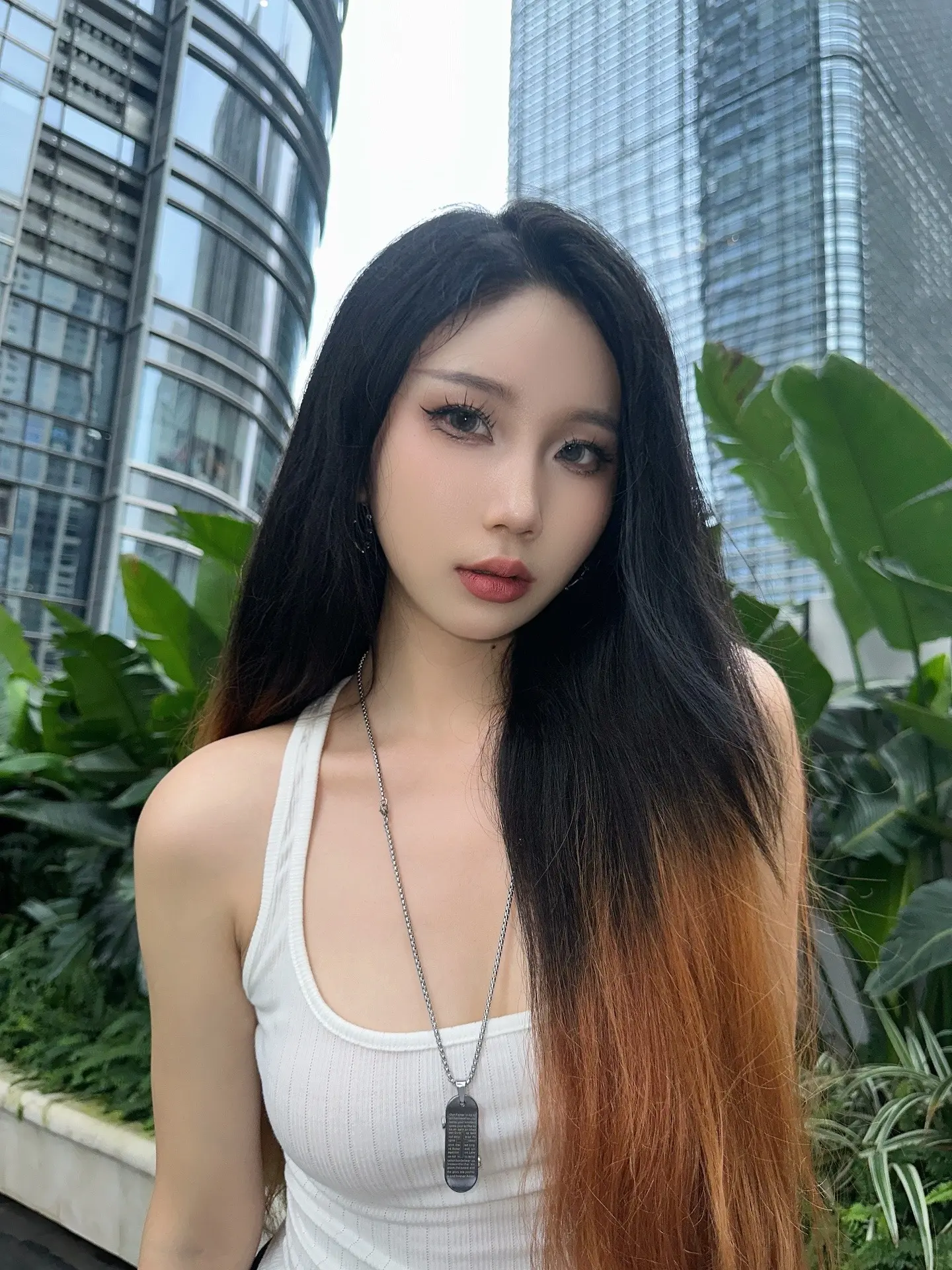 甚至看出了一丝清纯呢🤭
