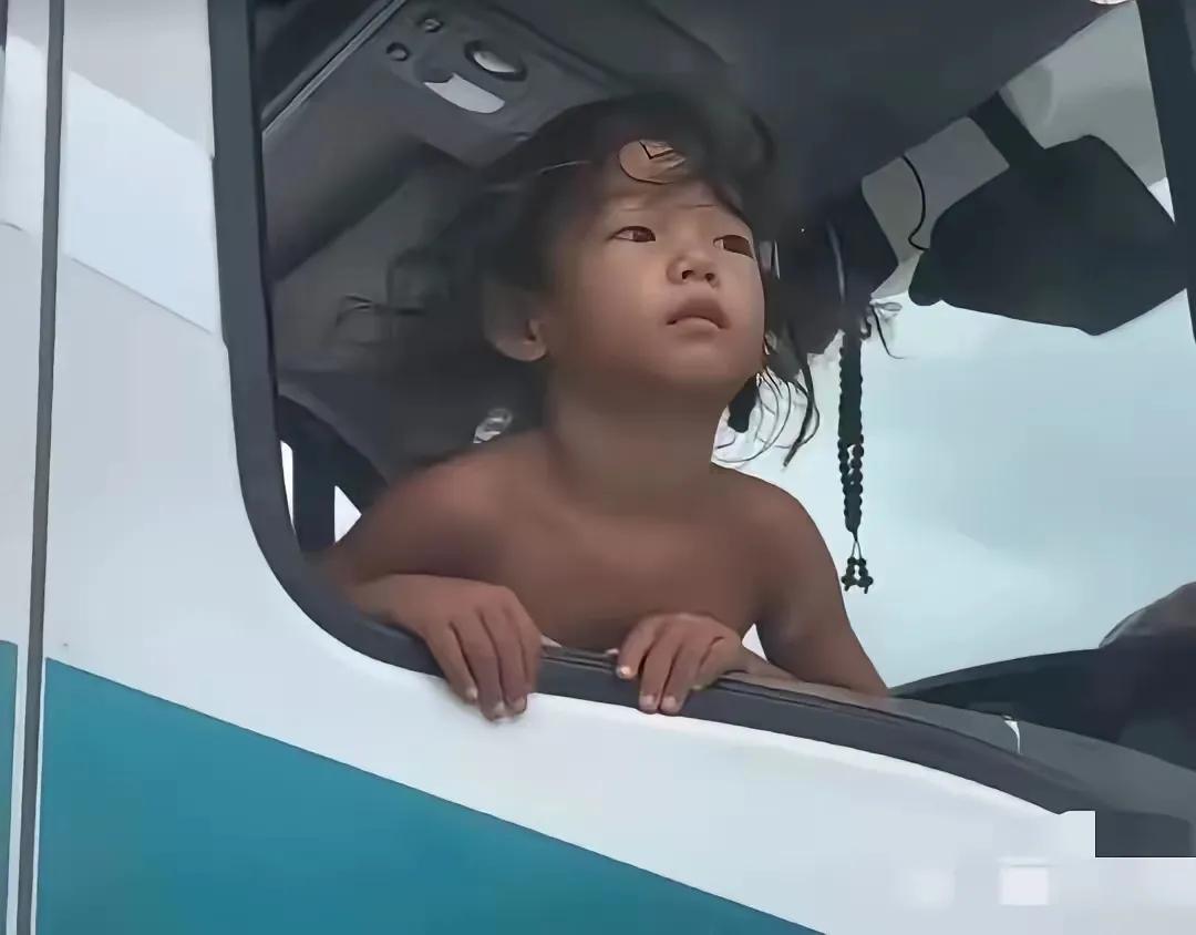 建议严查野人小孩的父亲：

1.他会开房车，衣着完整，证明他是正常人，餐馆老板娘