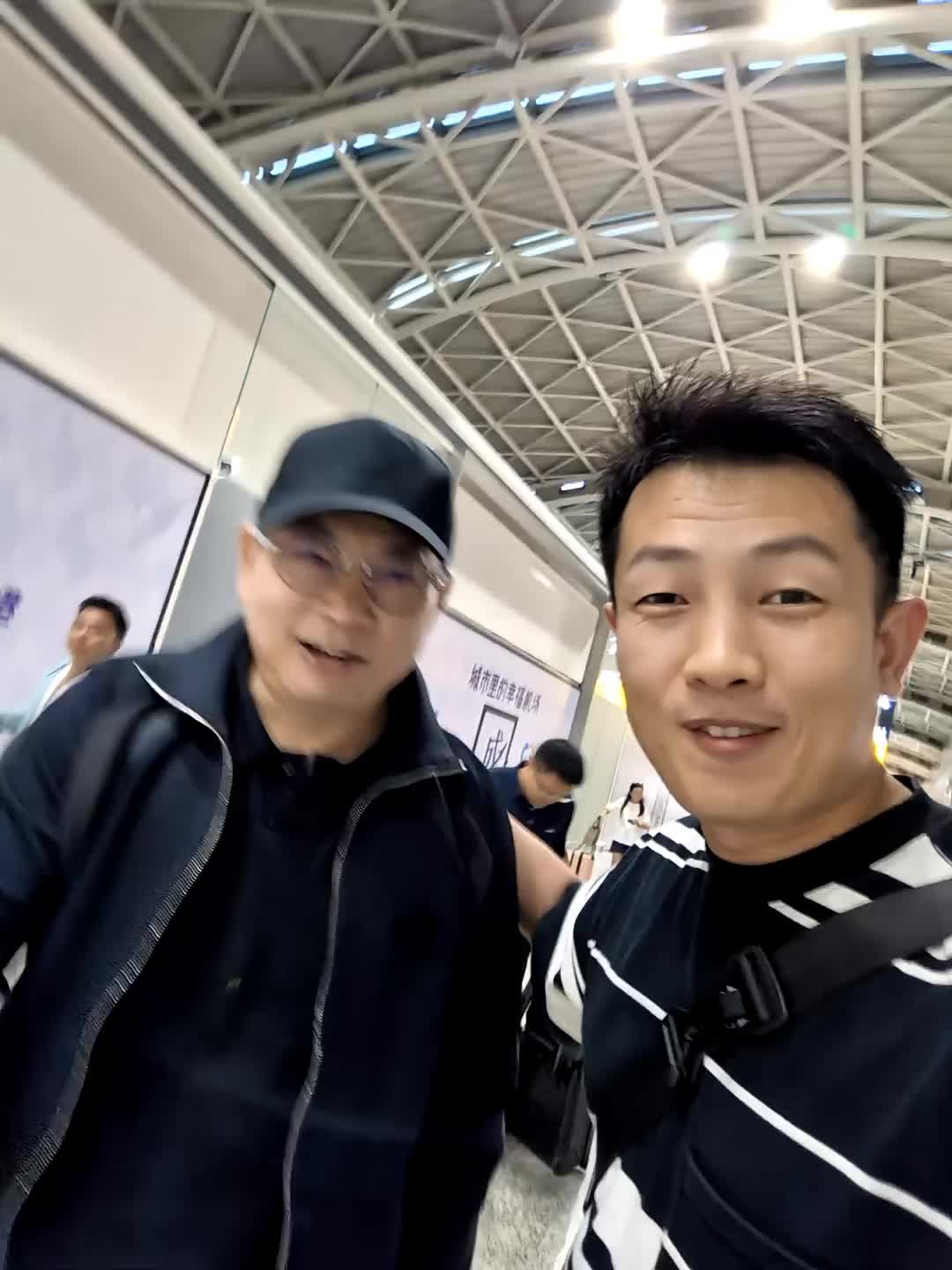 发布会结束，在机场遇到余总。 余总也是挺赶的，发布会刚结束，就赶着最近...