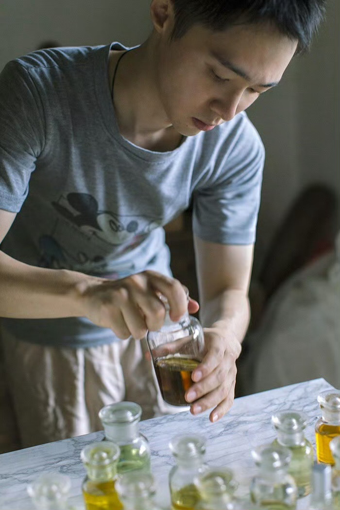我根据《香水》电影复刻的“爱神与赛琪”香水，不是很多人想象中的甜美花香。如果光看