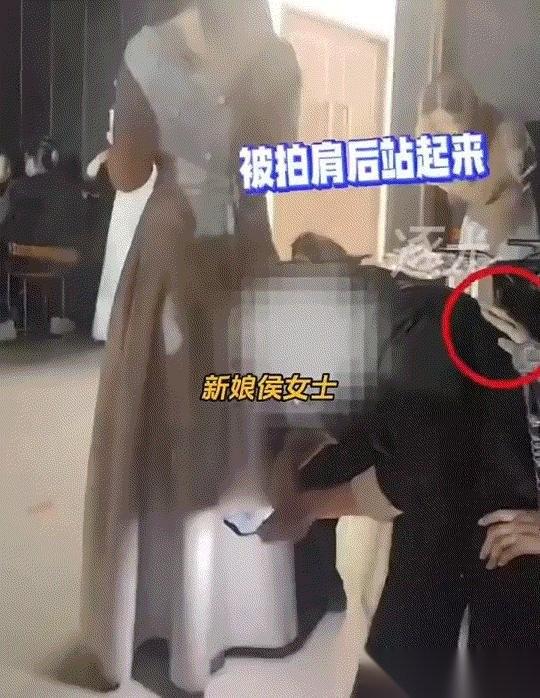 河南商丘，一对新人的婚礼上，一个陌生大妈在同伴拍肩示意后，等新娘出场瞬间试图“抢