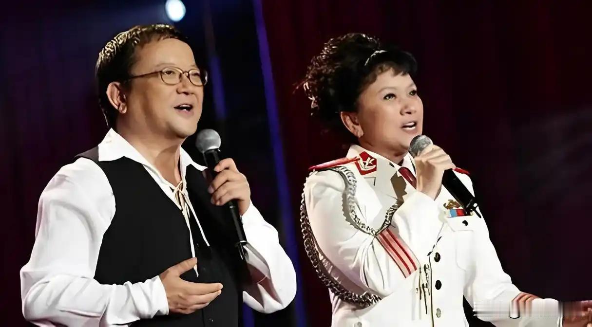 最近看到一则传闻，国家一级女高音王静，离婚26年，租房过，说哥哥王刚只送米送油，