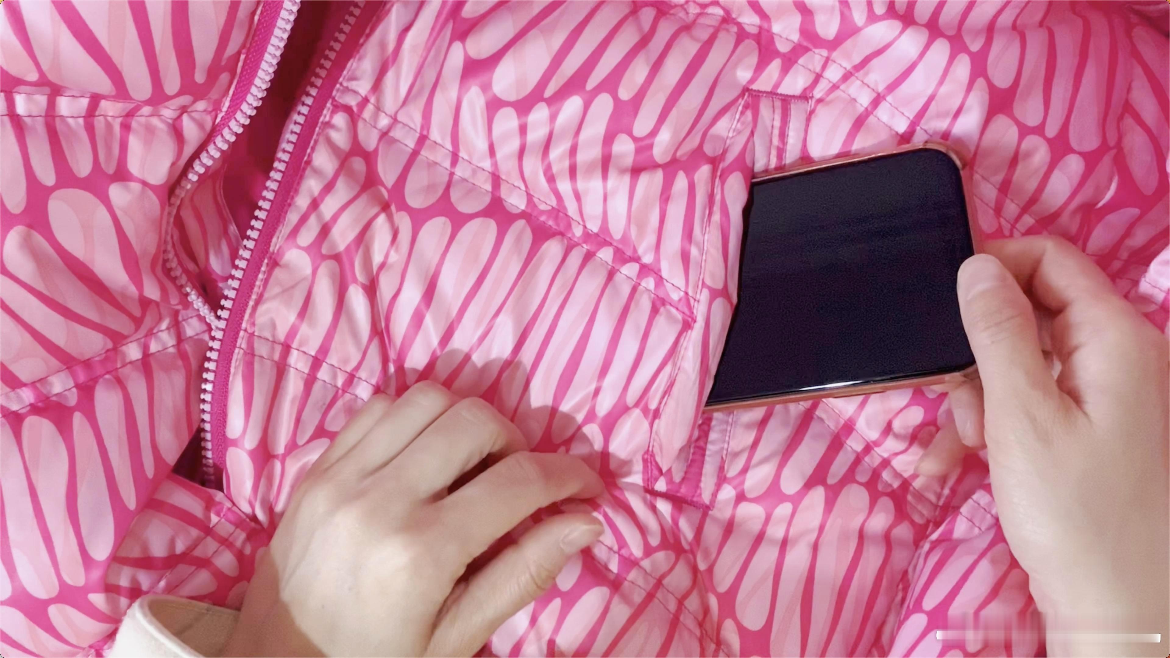 我将不会再买放不下手机的衣服了其实现在大家出门都只带手机就够了，但是经常如果手里