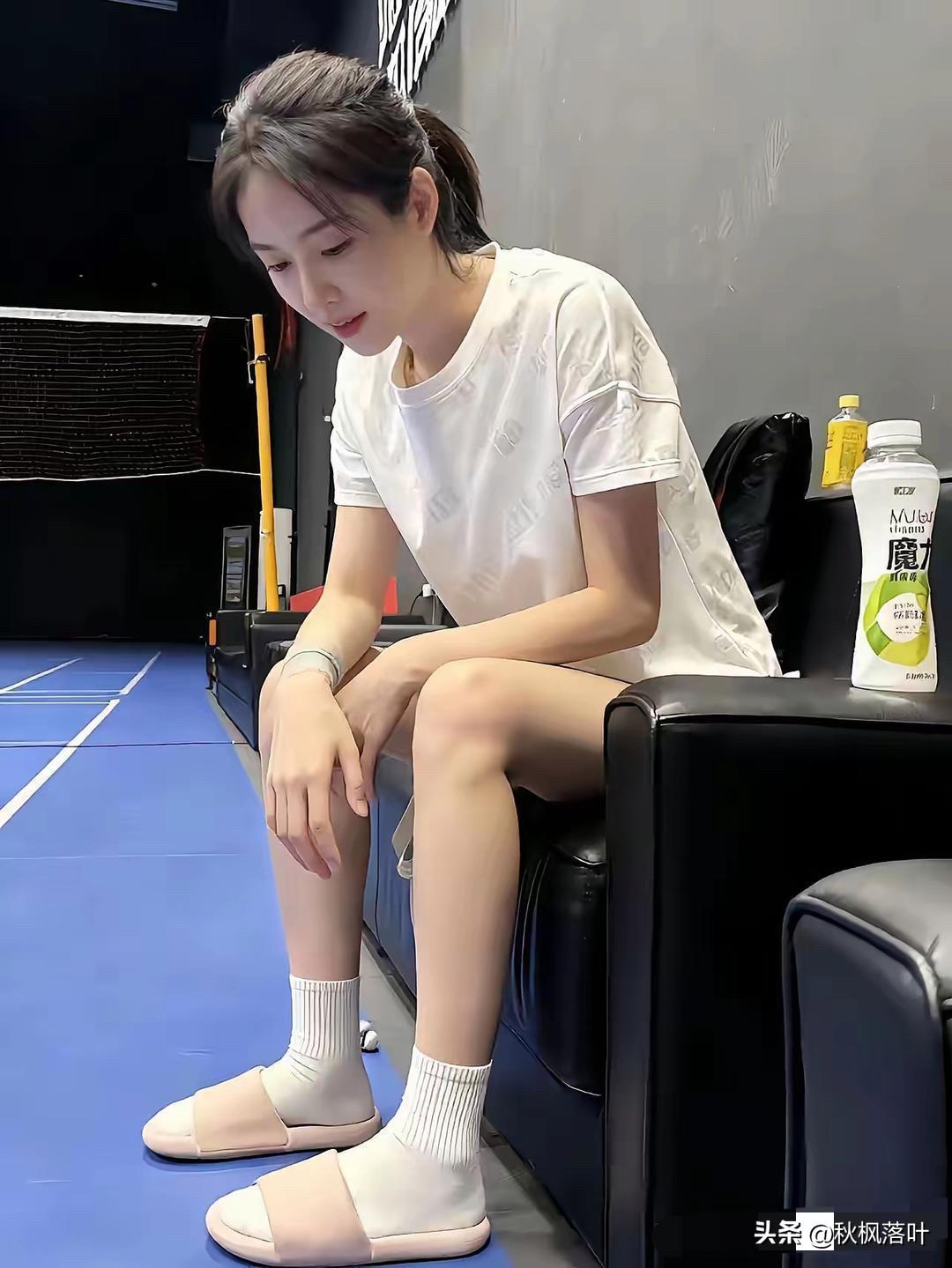 为啥女生都穿白袜子呢