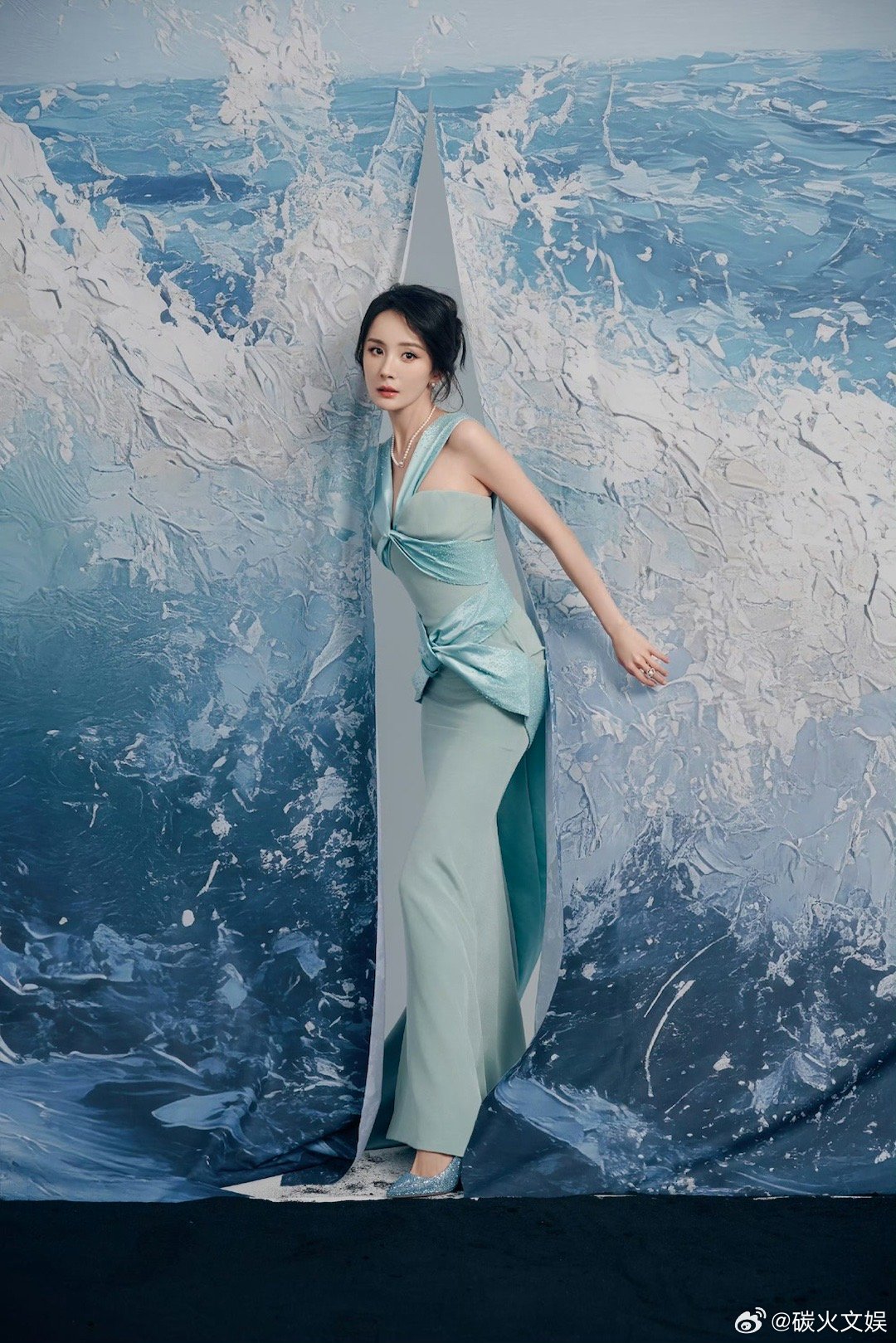 杨幂海浪漫过天际杨幂海浪蓝裙杨幂海浪蓝裙，姐美，[太开心][太开心][太开心] 