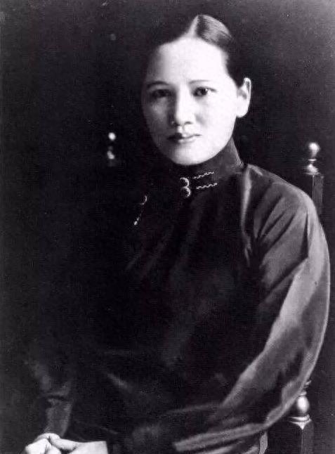 宋庆龄婚前喜欢西式服装，婚后在孙中山建议下选择了更为朴素的穿衣风格
1913年初