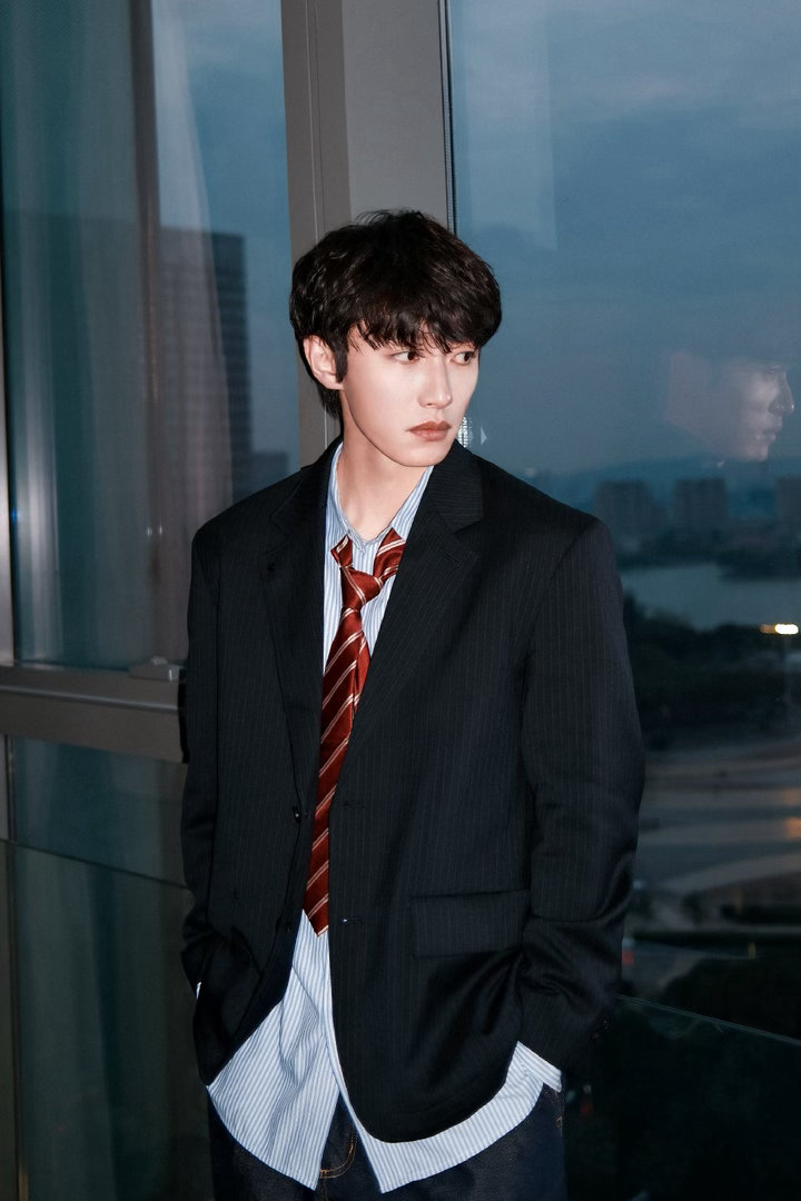 代旭常华森董思成穿西装去菜市场 《风华合伙人》是会玩的！全员黑西装帅到窒息，转头