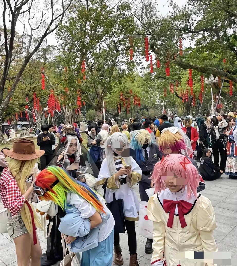 二次元害人不浅，刚刚在一个广州的同学朋友圈那里看到的，整的一个个的像个小丑，看到