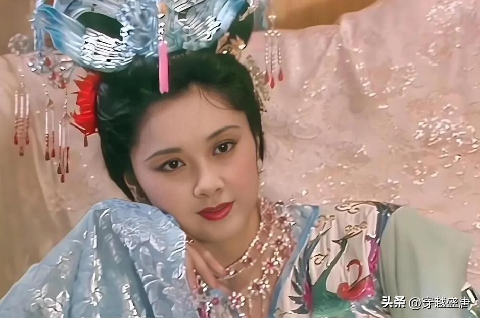 黑白套装、利落短发，身姿挺拔，眼底清亮，坦然接纳脸上岁月痕迹。
学医出身，28岁