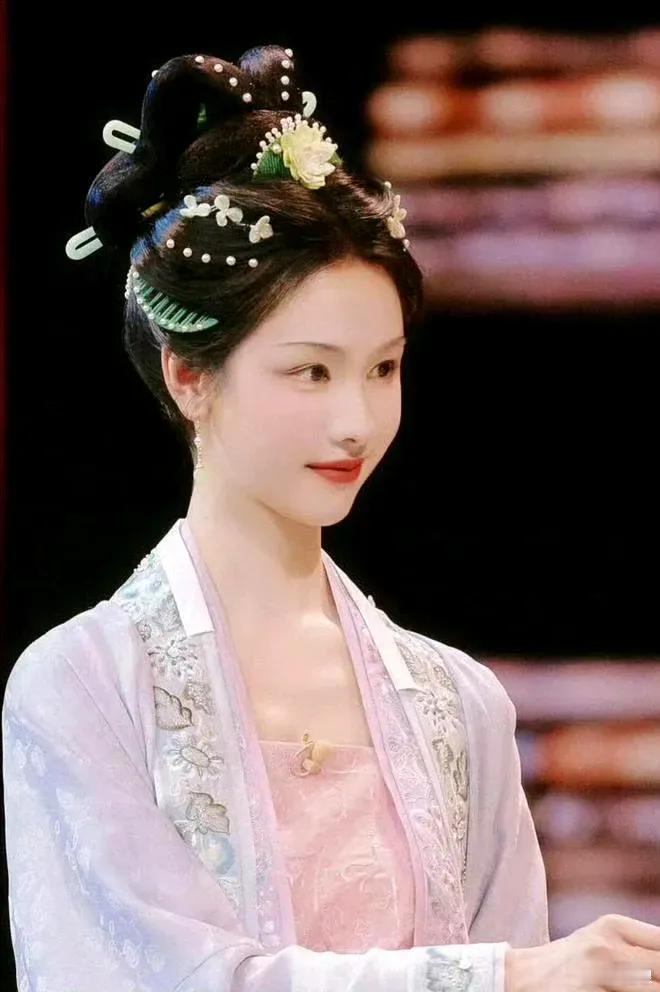 《国家宝藏》的定妆照，陈都灵真的好适合古装，好像从画里面走出来的美人一样，正经八