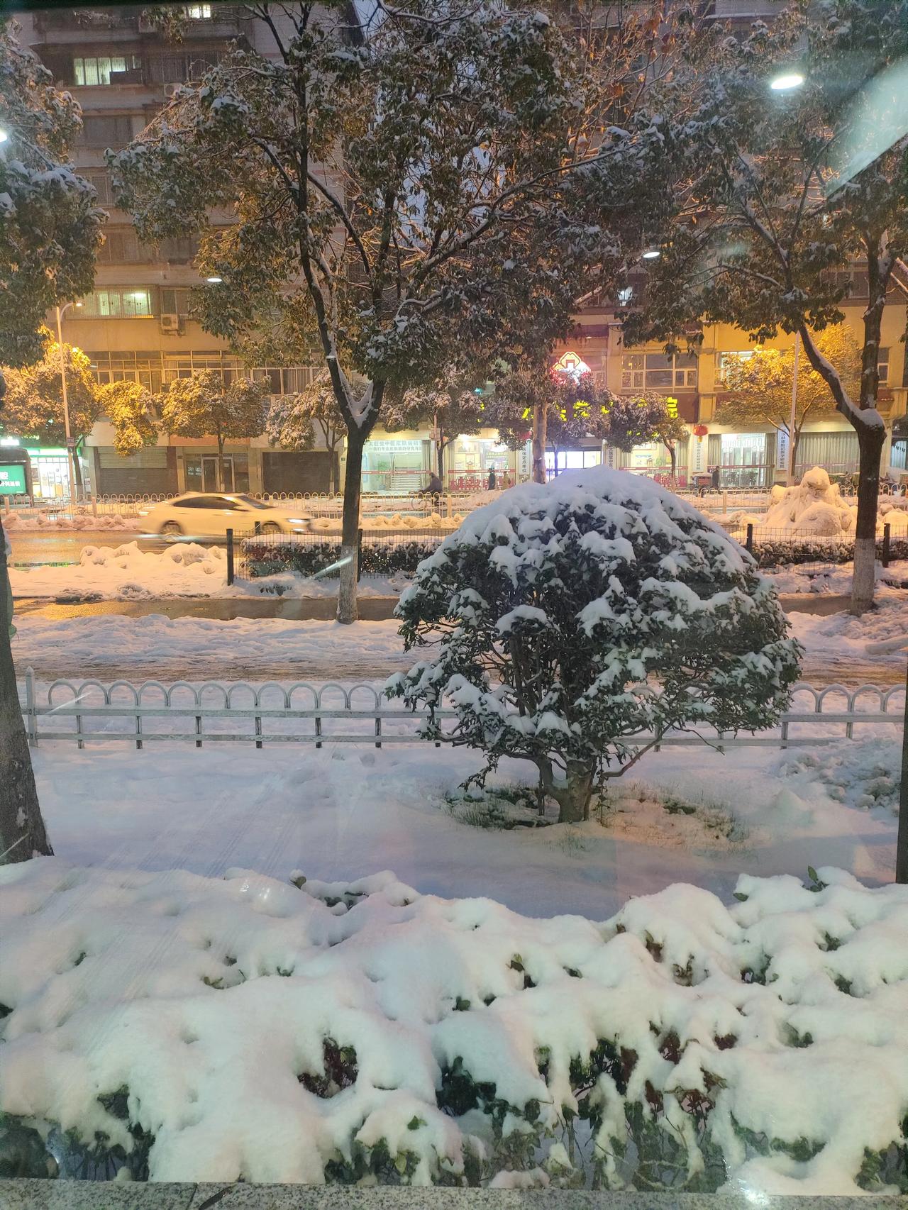 这几天湖北的雪下的很大，雪后由于天气比较冷，很快就结成了冰，所以现在市民出行很不