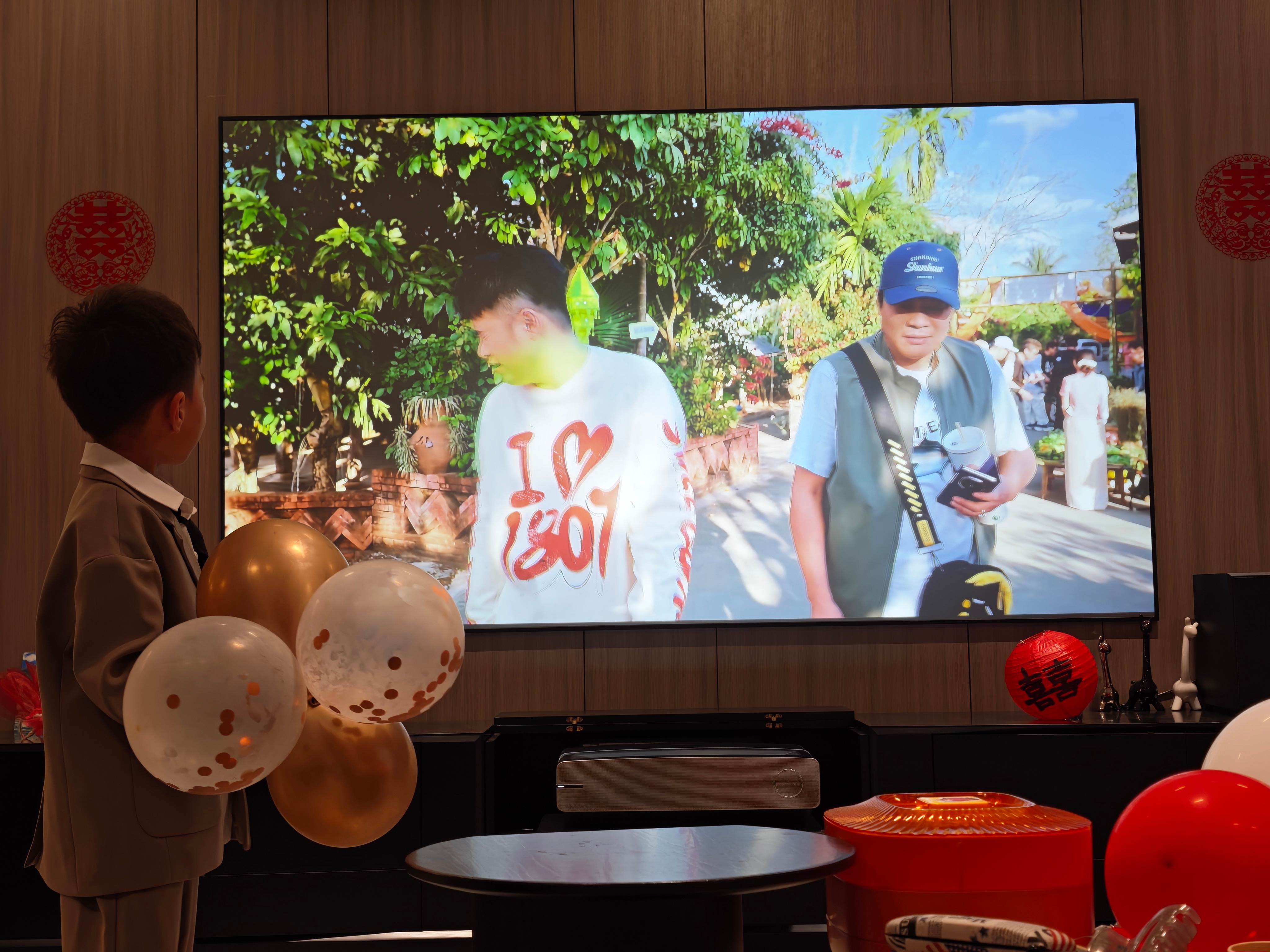 全家一起看五哈 美滋滋儿～ 