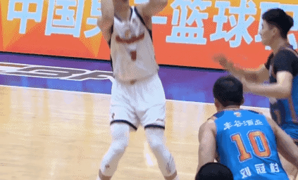 胡明轩状态太好了，六记三分稳定输出，值得入选国家队和全明星首发



胡明轩状态