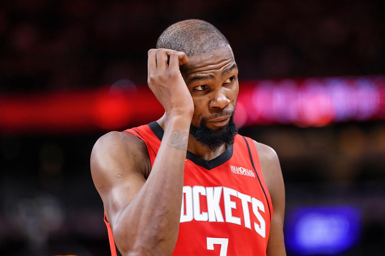 哈登：杜老大，你采访表示，要是被交易到黄蜂、雄鹿等队，就退役？？？
杜兰特：那我