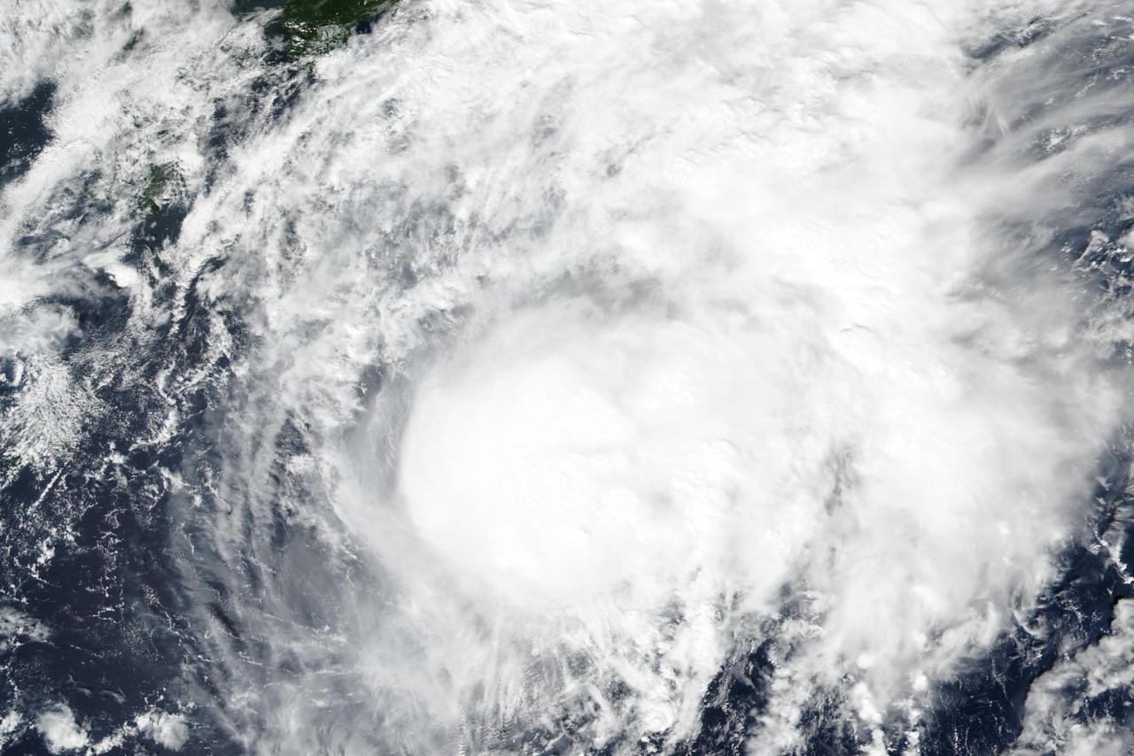 台风“白海豚”在登陆后呈现异常的折返路径，已导致江浙沪多地降水量突破历史极值。