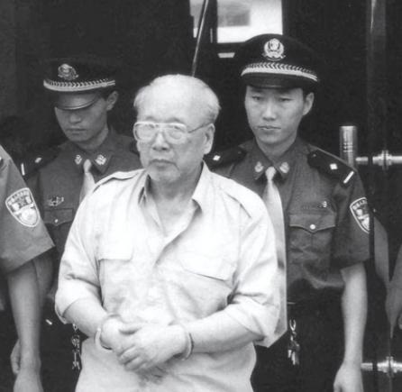 “砰！”1998年，一古稀老头和寡妇俩人难舍难分的时候，却被人一脚踹开了房门，没