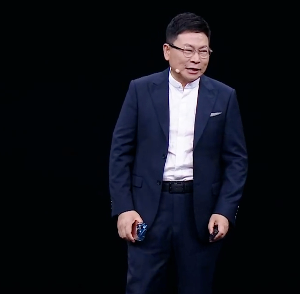 余总拿着新机就这样走上来了