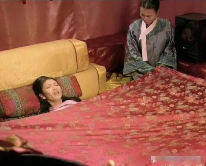 回顾《甄嬛传》甄嬛和眉姐姐生孩子场景，两人的待遇很不一样啊，甄嬛的被子用真花点缀