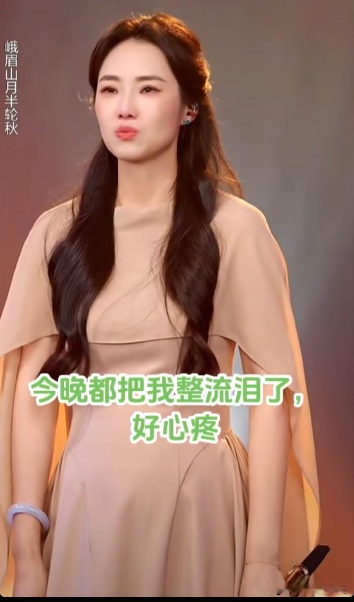 谁能想到一向坚强的云朵却在直播间哭得一把鼻涕一把泪的，云朵向万千粉丝倾诉多年积压