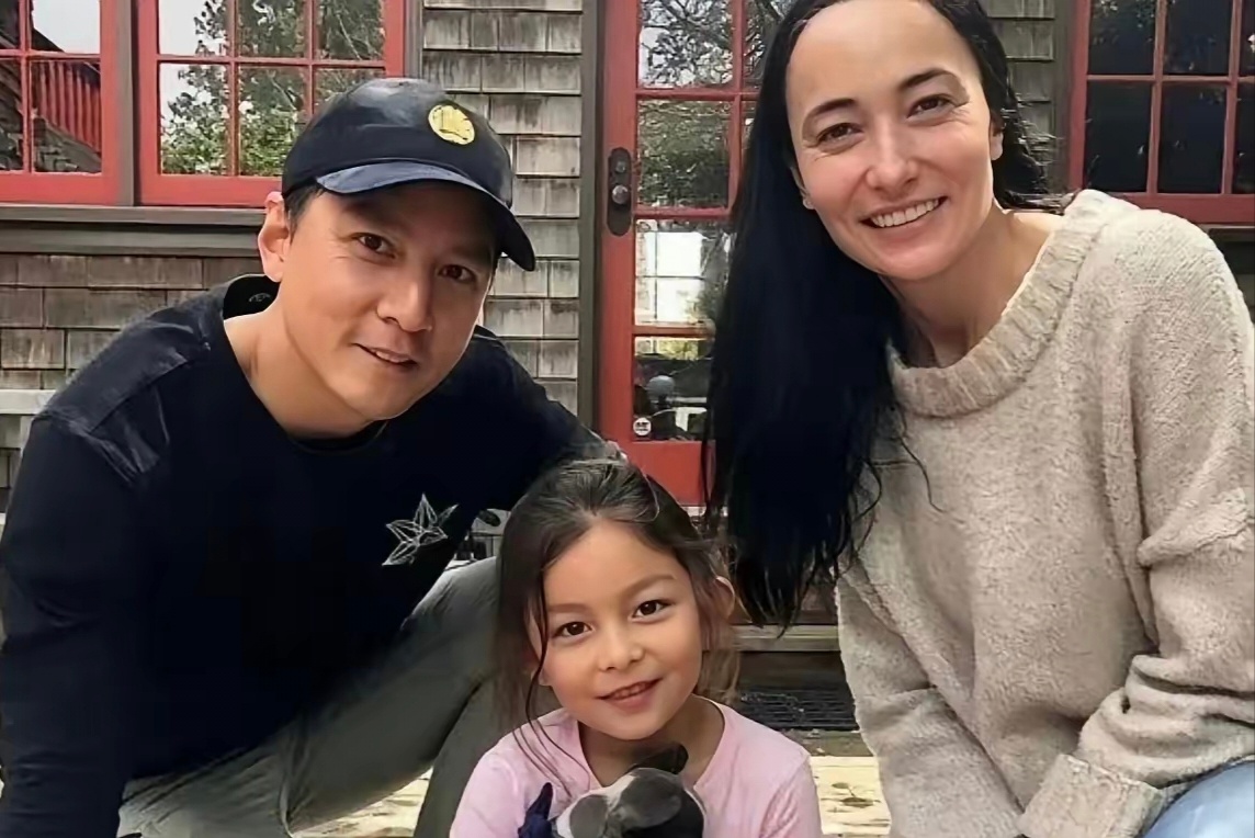 吴彦祖13岁女儿，混血轮廓眉眼好像爸爸，身高也挺出挑，遗传了模特妈妈的大长腿 