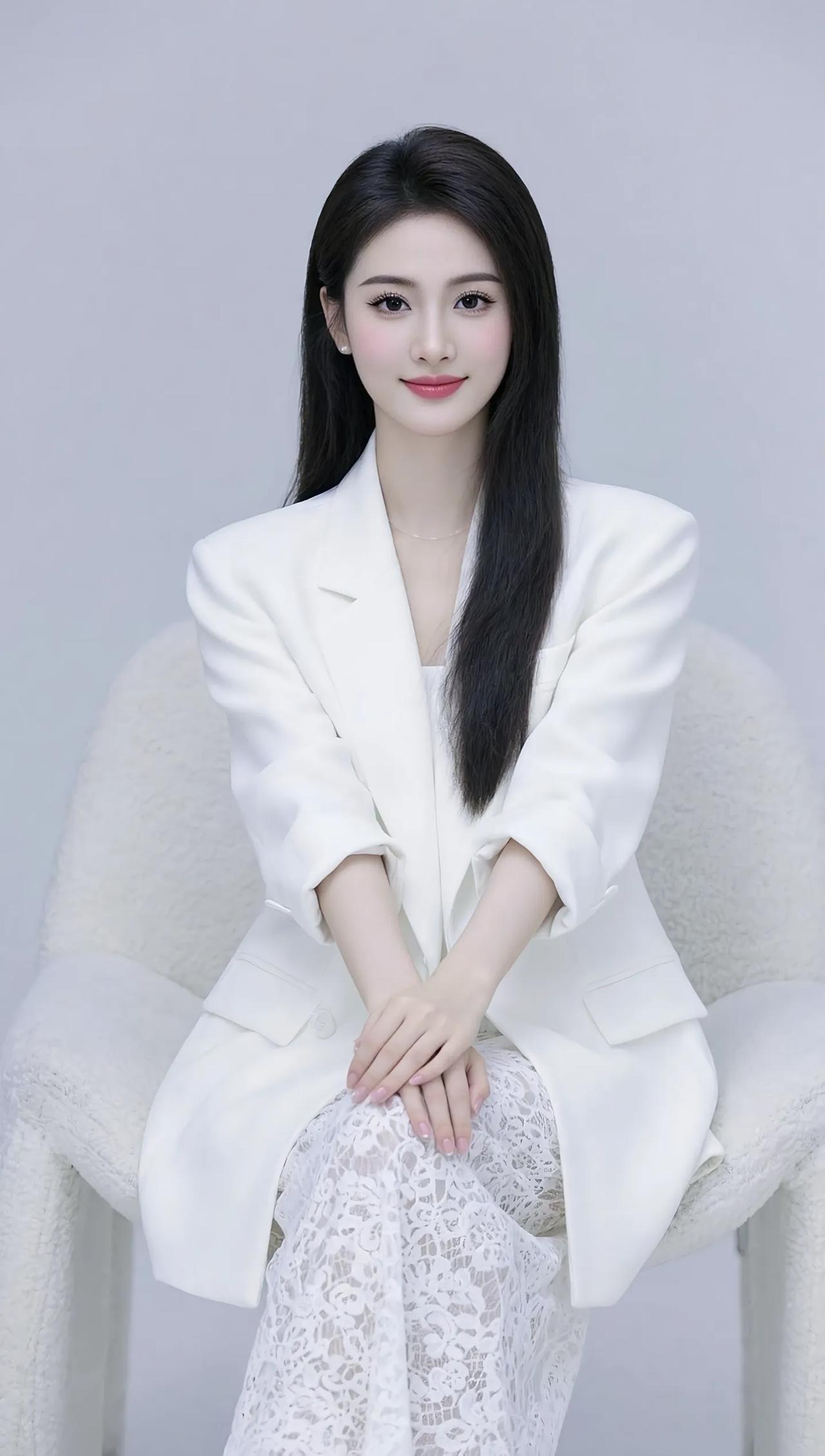 优雅白西装，气质满分！👗✨