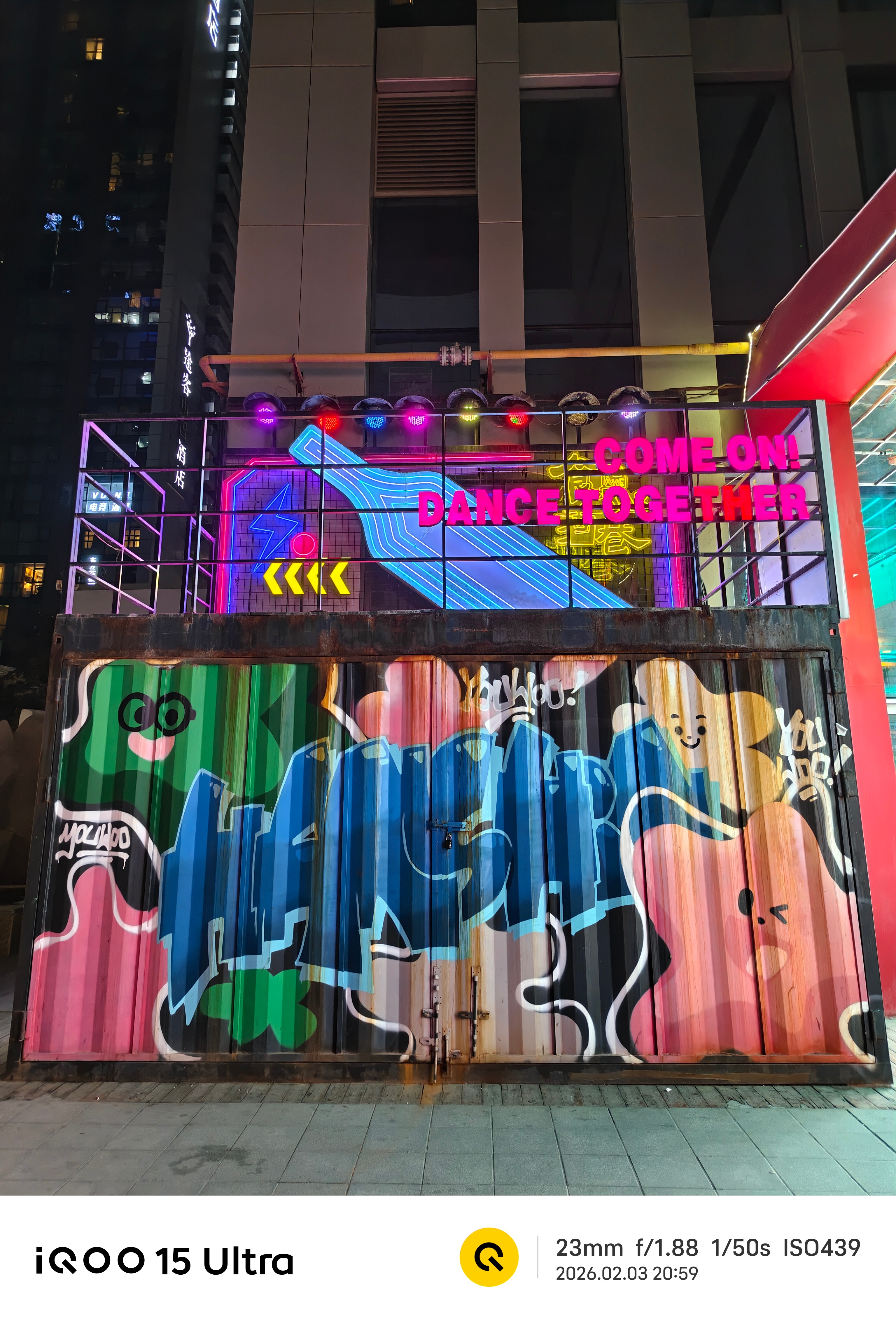 用iQOO15 Ultra也随手拍了一些照片，色彩和质感都还不错，长焦表现挺好的