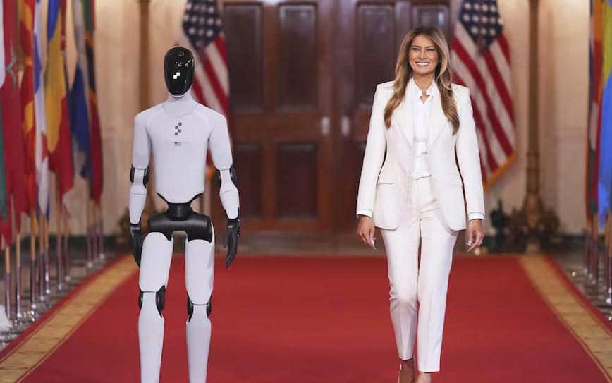 美第一夫人与人工智能机器人白宫同亮相

美国第一夫人梅拉尼娅发起了为期两天的“携